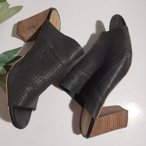 Adam Tucker Block Heel Perforated Leather Sandals Black Peep Toe - Picture 4 of 8